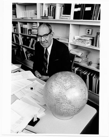 Arthur H. Robinson and 5-degree desk globe?